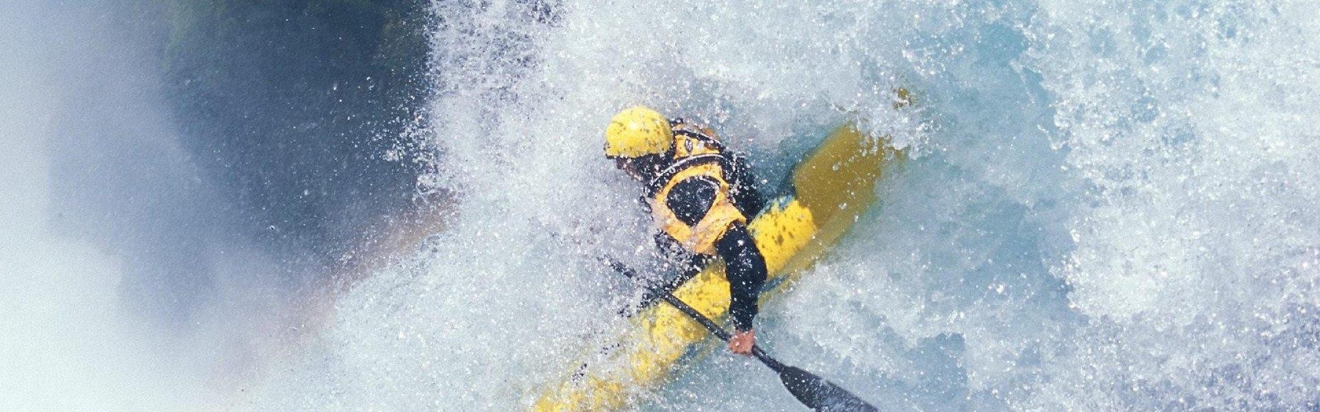 爱游戏-库里狂砍50分率勇士逆转取胜，三分雨浇灭对手反扑希望